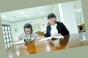  黄惠鹂陪女儿在图书馆看书。