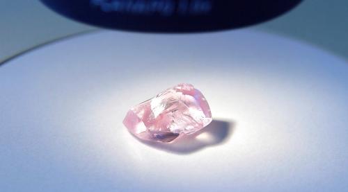 俄钻石公司发现罕见粉红巨钻 27.85克拉近无杂质
