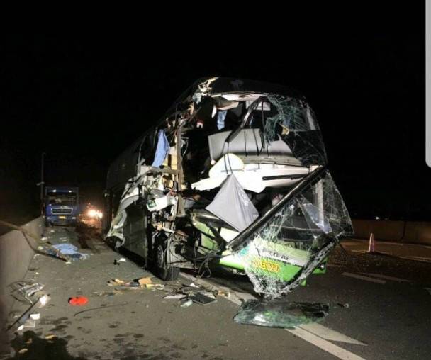 载香港游客大巴在广州遇严重车祸 至少2死40伤