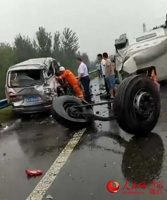 河南新乡境内发生车祸 12人死亡11人受伤