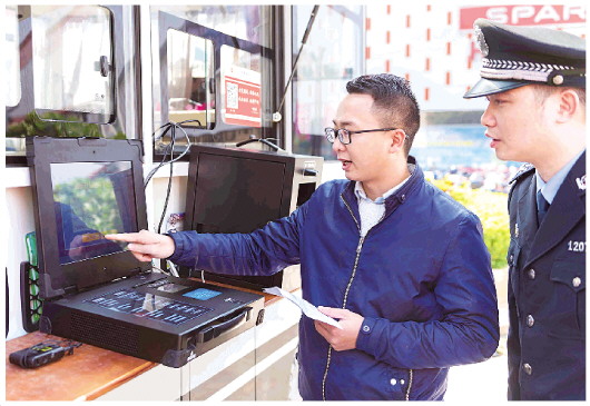 广东梅州:移动警务车上自助办证