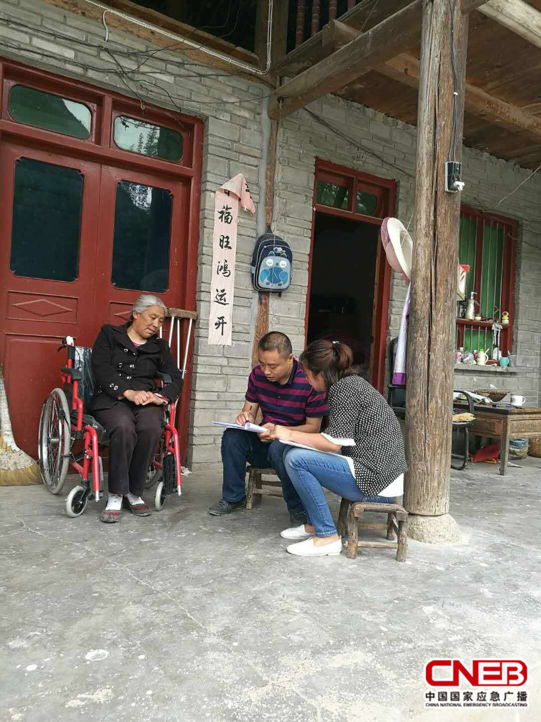 入户宣传政策,了解生产生活情况(照片由杨烨提供)