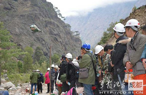 2015年4月，因地震被困尼泊尔的中国公民准备登机