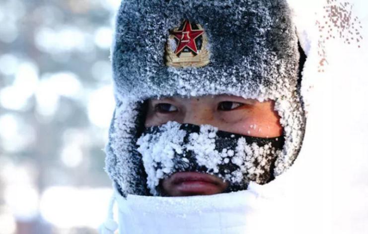 2018年2月5日，驻守在漠河县北极村的北部战区陆军某部官兵在执勤（来源：新华社）