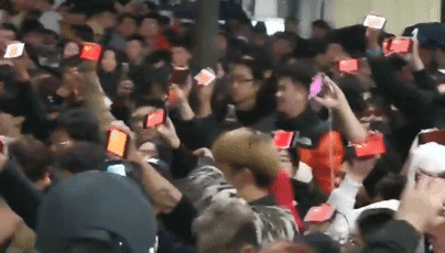 中国留学生高唱国歌压制“港独”，冒雨为国旗撑伞