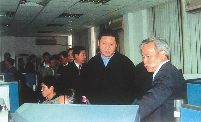 2002年3月，习近平（时任福建省委副书记、省长）到福建省空间信息工程研究中心调研。（资料图片）