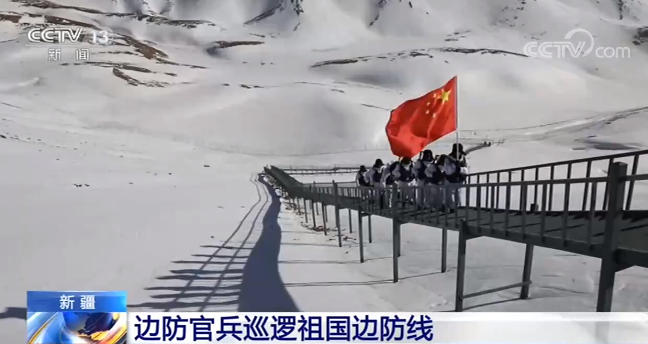 新疆边防官兵巡逻祖国边防线