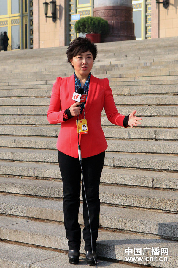 【两会镜头】天安门广场上的红色风景线