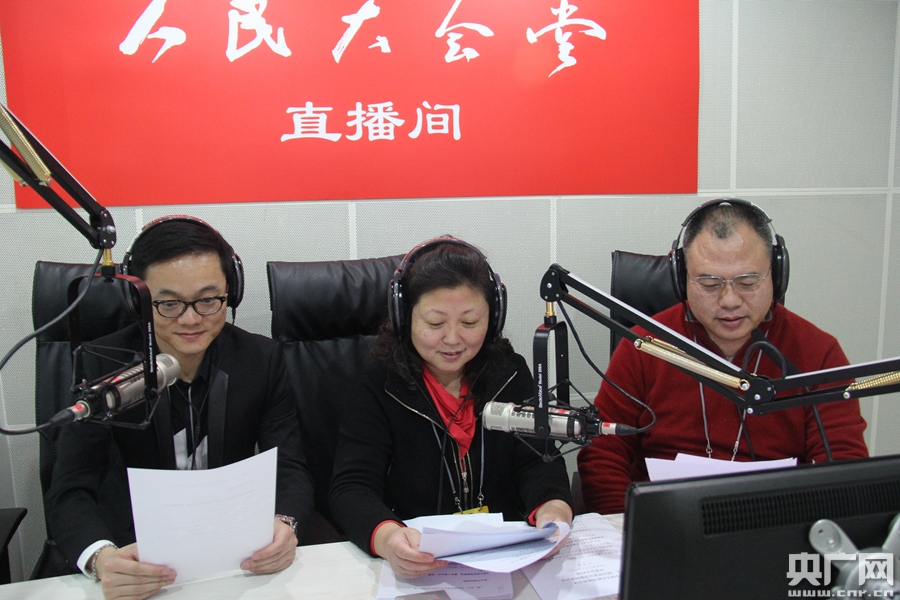 主持人胡凡(左),主持人闻齐(中),评论员白中华(右)