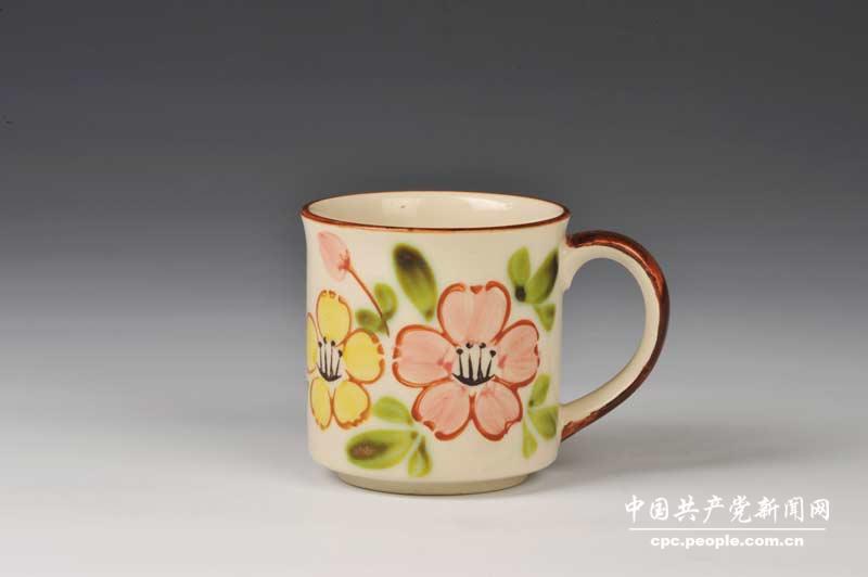 邓榕赠1978年10月邓小平访日的淡黄色樱花水杯