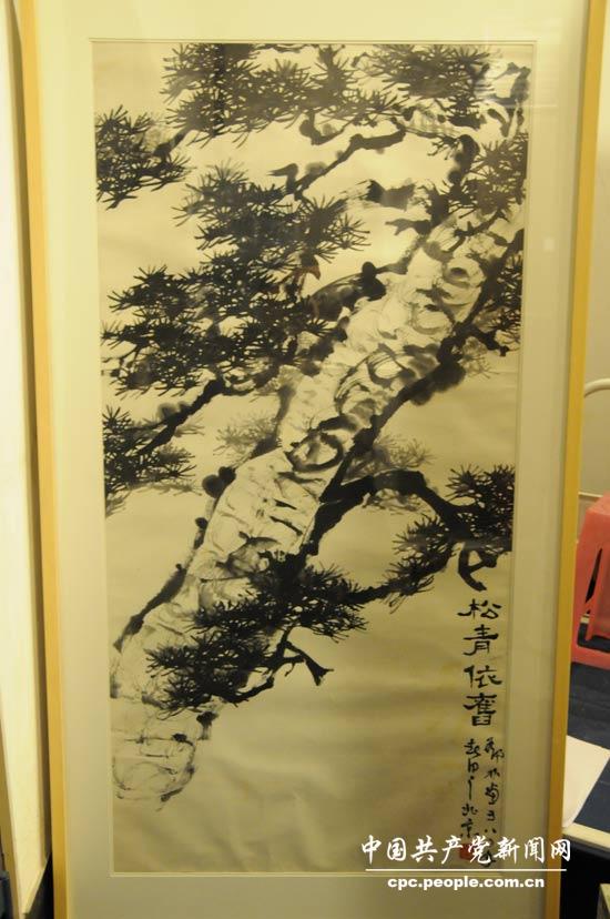2012年2月18日捐赠邓林绘“松青依旧”国画横幅