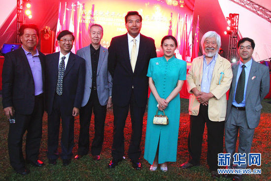 “中国会一年会比一年好”——中国驻加使馆国庆65周年华侨招待会侧记