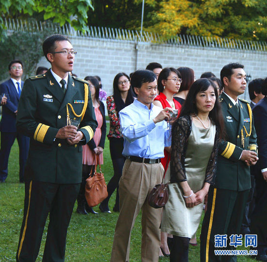 “中国会一年会比一年好”——中国驻加使馆国庆65周年华侨招待会侧记