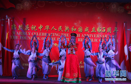 “中国会一年会比一年好”——中国驻加使馆国庆65周年华侨招待会侧记