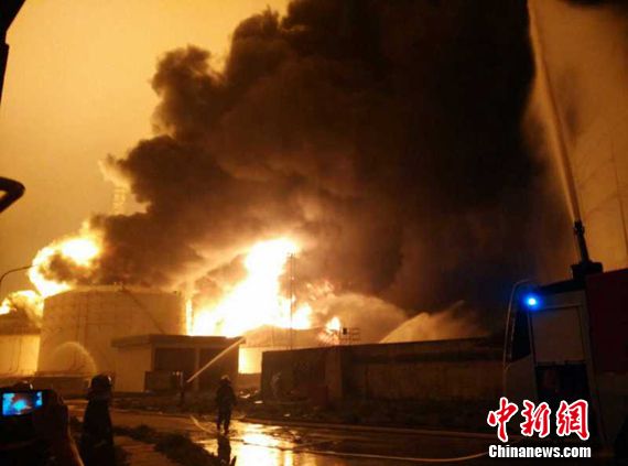 福建PX项目爆燃事故：消防奋战超7小时火势不减