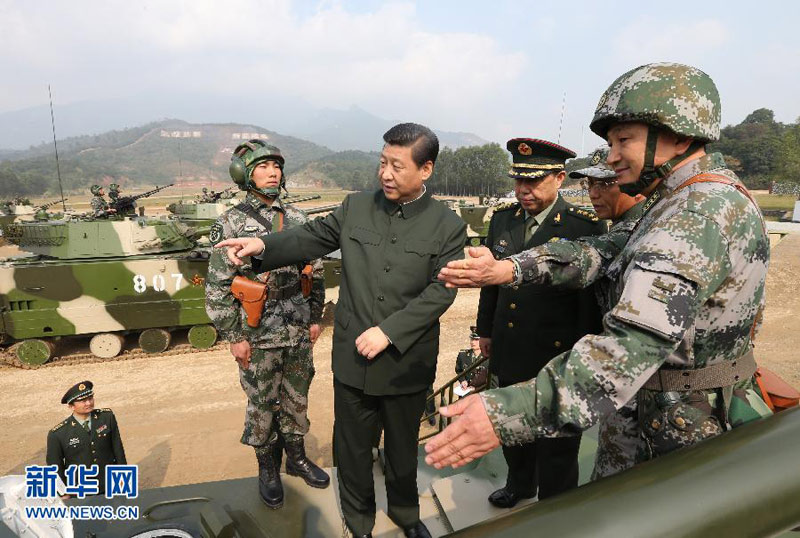 2012年12月10日，习近平在广州军区某部训练场，登上两栖突击车了解装备情况。王建民摄