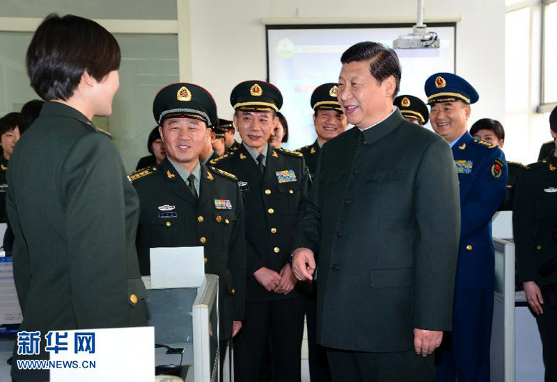 2013年2月2日和4日，习近平分别来到空军某试验训练基地、酒泉卫星发射中心和兰州军区机关视察。李刚 摄