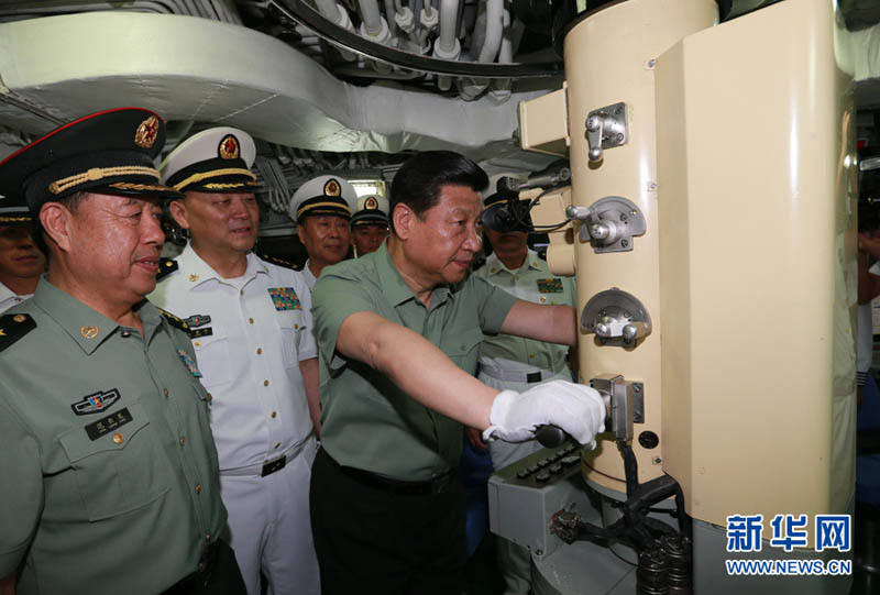 2013年4月9日，习近平视察某新型潜艇，了解武器装备性能。李刚 摄