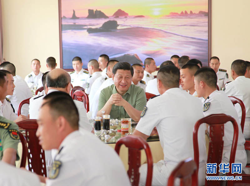 2013年4月9日，习近平在水兵餐厅，同水兵们共进午餐。李刚 摄