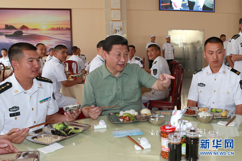 2013年4月9日，习近平在水兵餐厅同水兵们共进午餐。李刚 摄