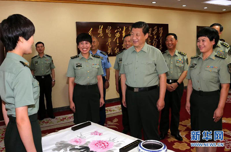 2013年7月29日，习近平与北京军区某通信团六连正在进行才艺创作的官兵亲切交谈。李刚摄