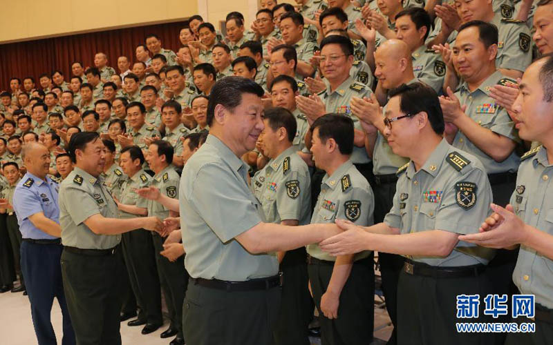 2013年7月29日，习近平亲切接见北京军区机关团以上干部。李刚摄