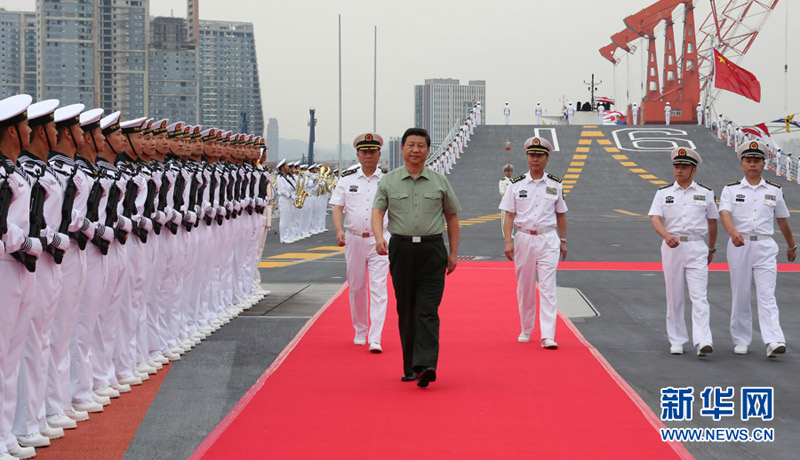 2013年8月28日下午，习近平检阅辽宁舰水兵仪仗队。李刚摄