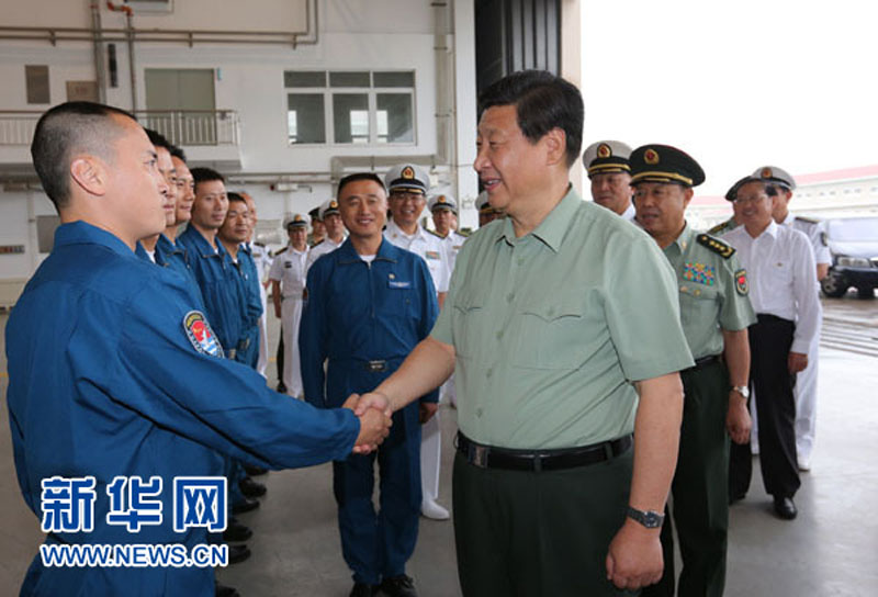 2013年8月28日，习近平在海军某舰载机综合试验训练基地接见首批上舰指挥员、试飞员代表。李刚摄