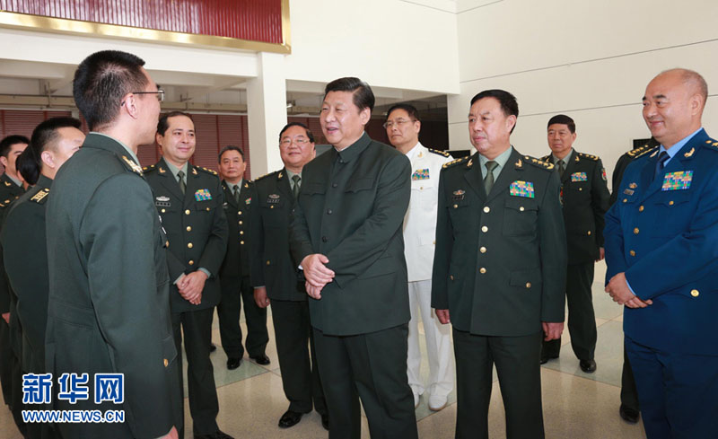 2013年11月5日，习近平在国防科学技术大学视察。李刚摄
