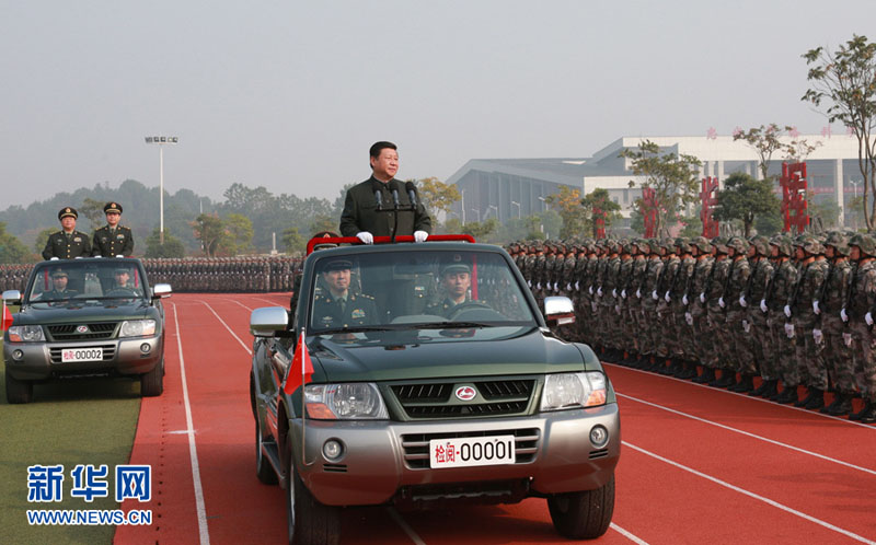 2013年11月5日，习近平在国防科学技术大学视察。李刚摄