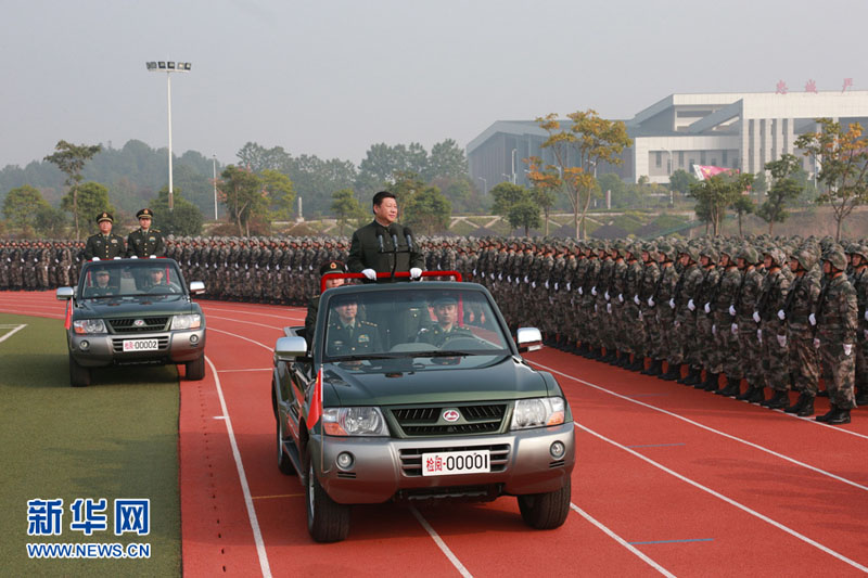 2013年11月5日，习近平在国防科学技术大学视察。李刚摄