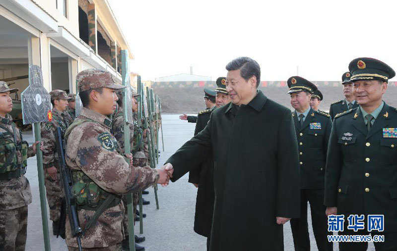 2013年11月28日，习近平视察济南军区部队。李刚摄