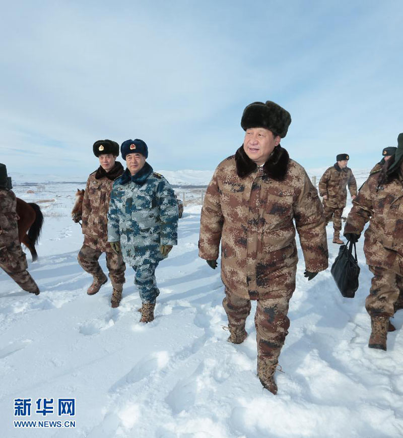 2014年1月26日，习近平来到内蒙古军区边防某部，看望慰问戍边官兵。李刚摄