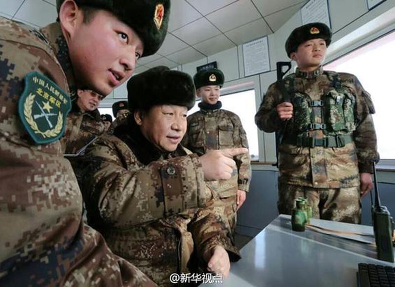 2014年1月26日上午，习近平来到内蒙古边防某团三角山哨所,看望正在执勤的战士。（记者曹智、李刚）