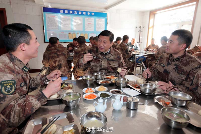 2014年1月26日中午，习近平来到连队食堂，同战士们一起用餐。（记者 曹智 李刚）