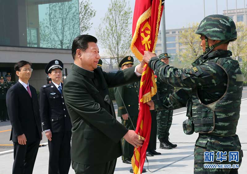 2014年4月9日，习近平视察中国人民武装警察部队特种警察学院并为“猎鹰突击队”授旗。李刚 摄