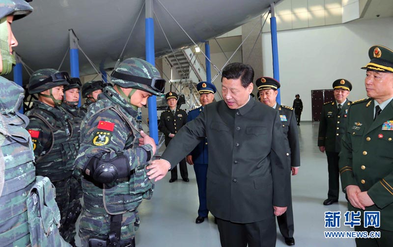2014年4月9日，习近平视察中国人民武装警察部队特种警察学院并为“猎鹰突击队”授旗。李刚 摄