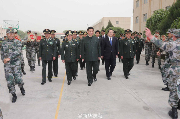 2014年4月27日下午，驻喀什的新疆军区某部六连官兵载歌载舞欢迎习主席到来。（记者曹智、李刚）