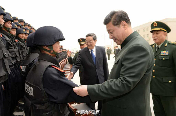 2014年4月27日下午，习近平在喀什看望了武警新疆总队某部特勤中队官兵。（记者曹智、李刚）