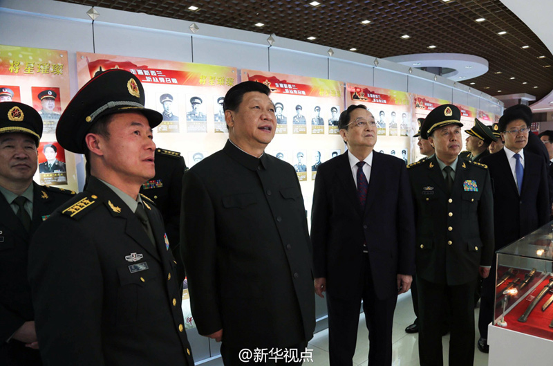 2014年4月29日下午，习近平参观新疆军区某红军师师史馆。（记者 曹智 李刚）