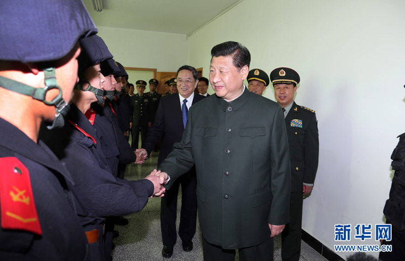 2014年4月27日和29日，习近平看望慰问驻新疆部队。李刚 摄