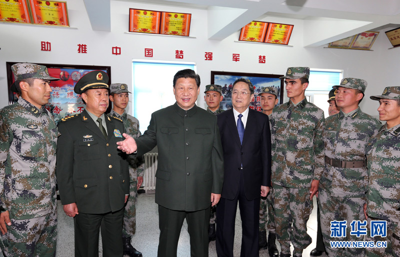 2014年4月27日和29日，习近平看望慰问驻新疆部队。李刚 摄