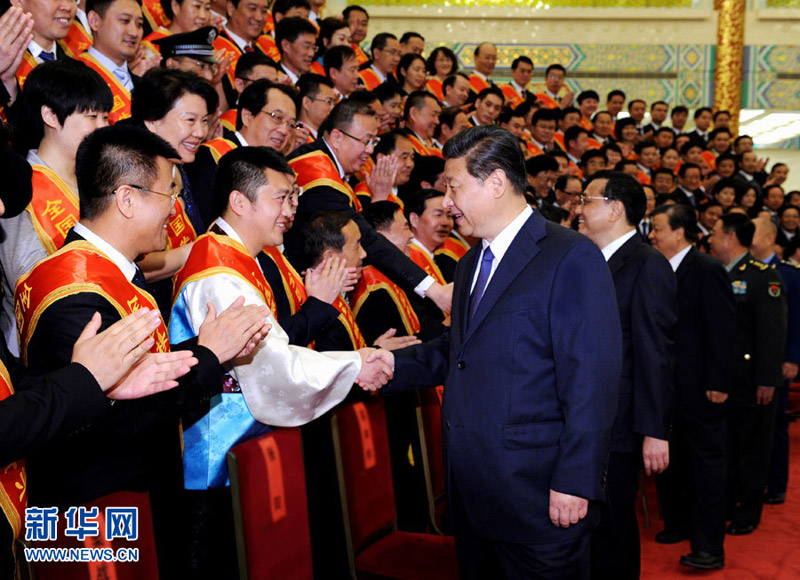 2014年5月27日，习近平、李克强、刘云山等在北京人民大会堂会见第六次全国军转表彰大会受表彰代表。 饶爱民摄