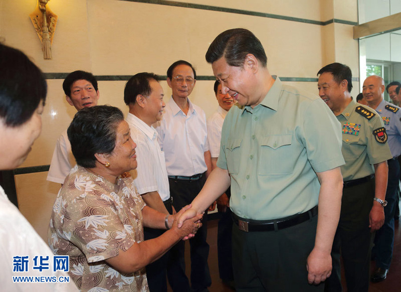 2014年7月30日，习近平与福建双拥模范代表亲切交谈。李刚 摄