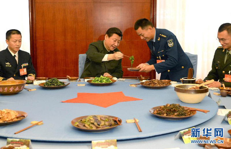 2014年10月31日，习近平同基层会议代表共进午餐、吃“红军饭”。 李刚摄