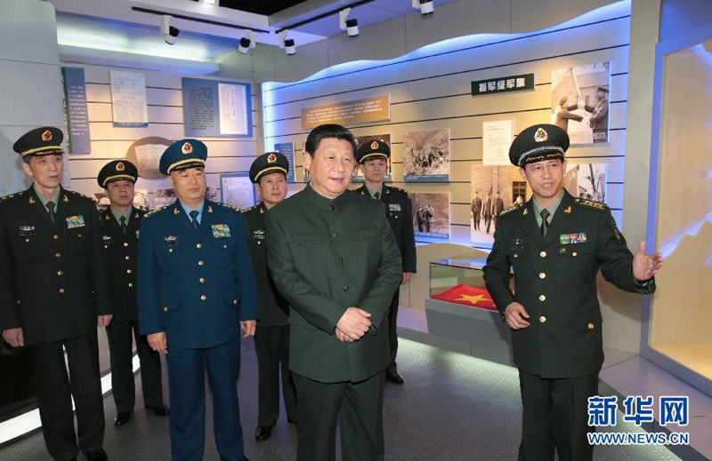 2015年1月21日，习近平参观第二炮兵某基地军史馆。 李刚摄