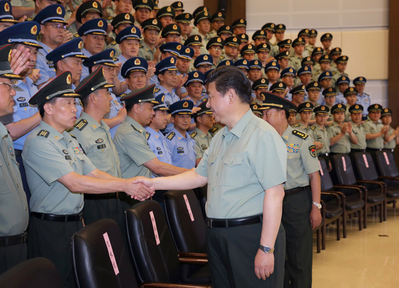 2015年八一建军节前夕，习近平专门来到第16集团军视察，7月18日下午，习近平亲切接见集团军机关处以上领导干部、师旅单位主官和驻长春部队师以上领导干部、建制团单位主官。李刚 摄