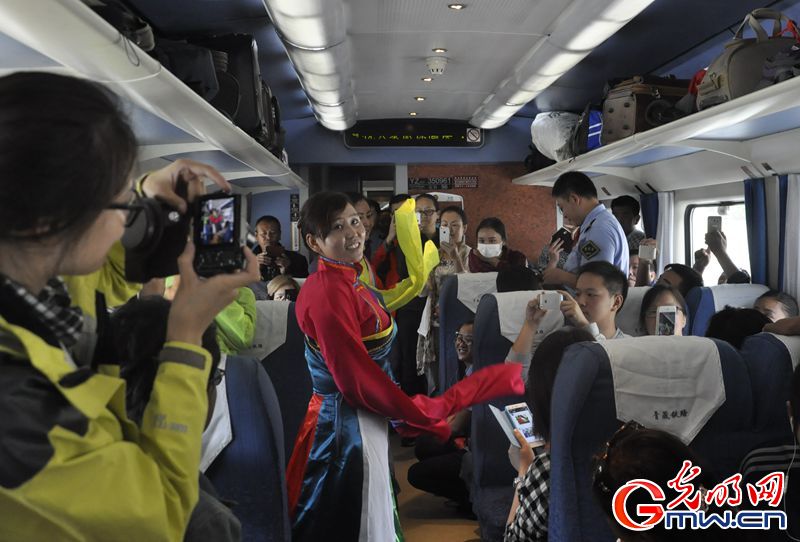 拉日铁路开通一周年：高原天路便捷交通带动旅游