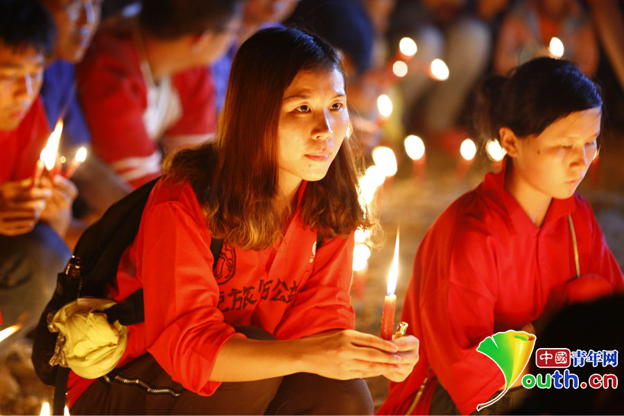 民众为逝者燃烛祈福 照亮鲁甸县广场