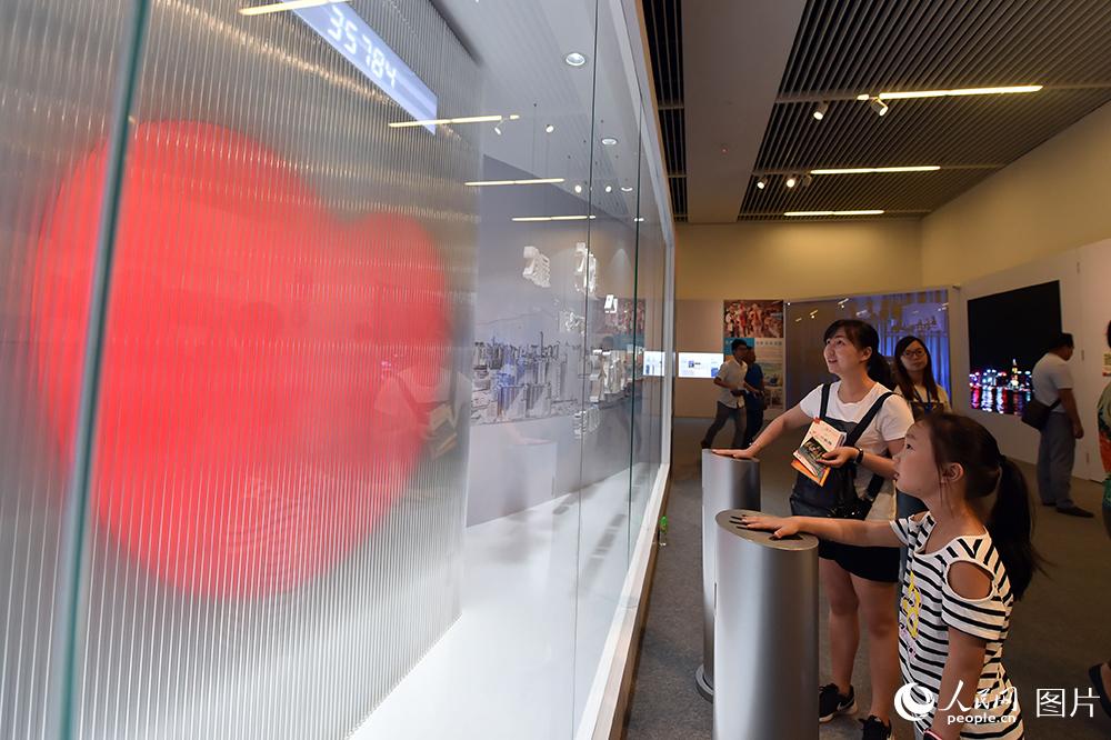 6月28日，市民参观“香港回归祖国二十周年”成就展。（人民网记者 翁奇羽 摄）